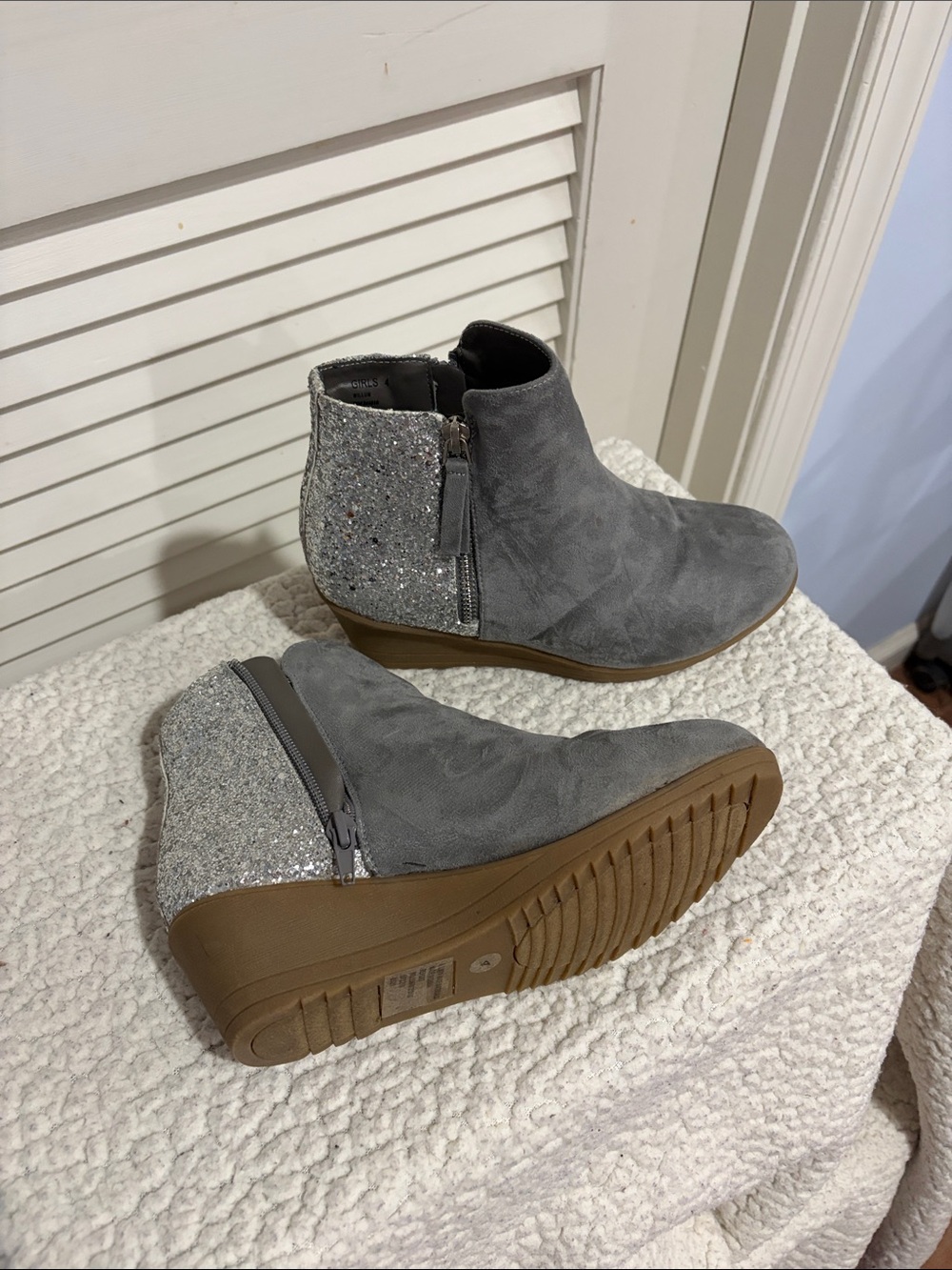 Report Gray Boots with Silver Glitter Heel Accent - Kids